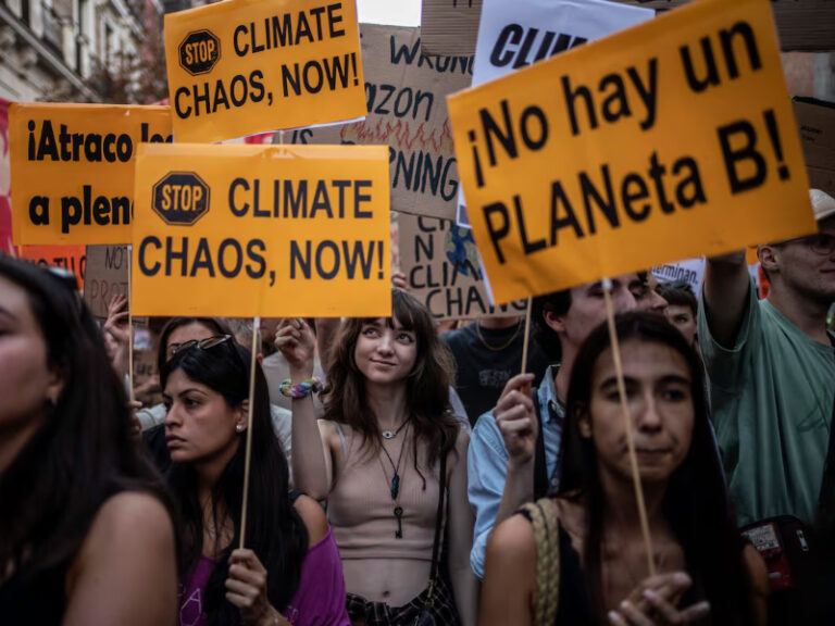 Condenan la violencia en línea contra jóvenes que defienden el ambiente y el clima