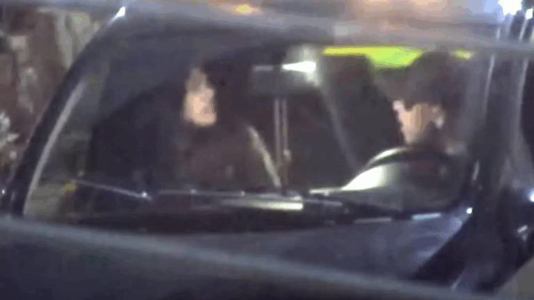 Una mujer golpeada dentro de un vehículo, fue auxiliada por personal policial