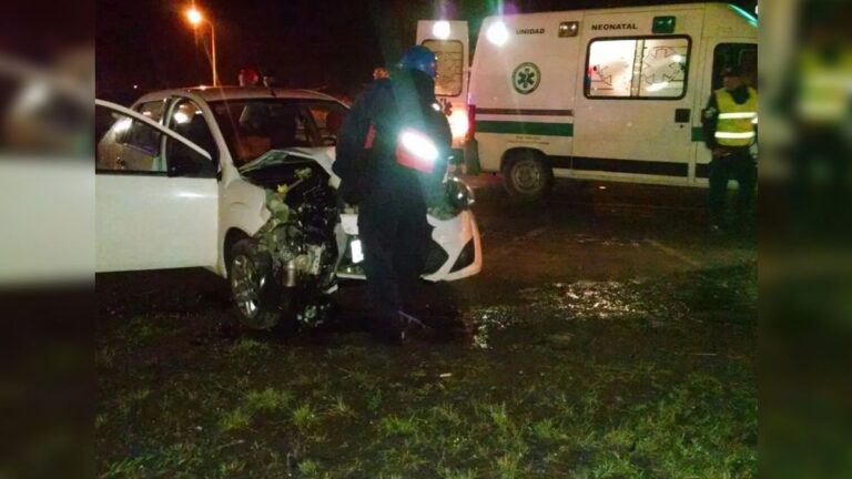 Una mujer quedó en coma inducido luego de un violento choque frontal