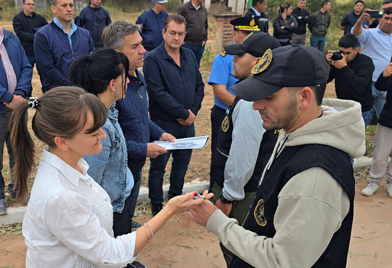 Zdero entregó nuevos patrulleros y lancha en Fuerte Esperanza para reforzar la seguridad en El Impenetrable