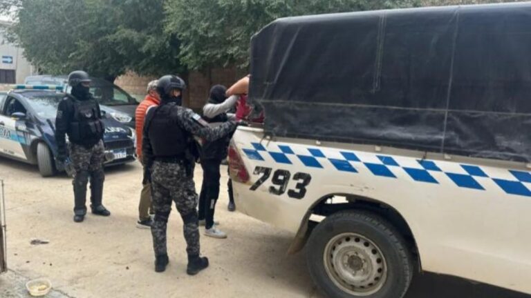 Instructor deportivo detenido acusado de abusar de su hija menor de edad