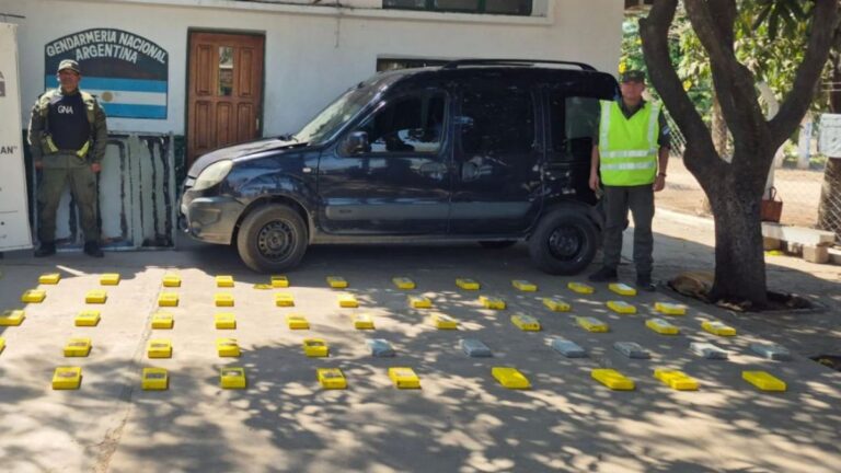 Incautaron 61 kilos de cocaína ocultos en una camioneta utilitaria