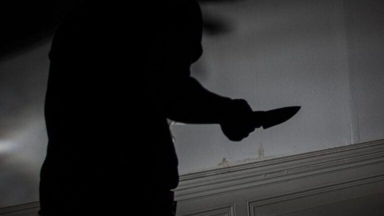 Entró a la casa de su ex pareja y la amenazó colocando un cuchillo en su cuello