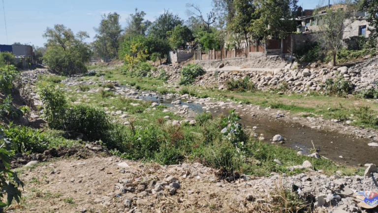 Palpalá: siguen los reclamos por basura y líquidos cloacales en el Arroyo Las Martas