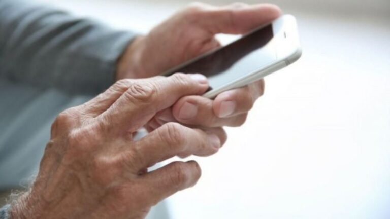 Fingiendo ser su hija y ante el miedo de la devaluación, la estafaron con 10 mil dólares