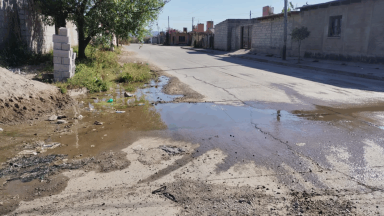 Barrio de Palpalá afectado por pérdidas de agua desde hace tres meses