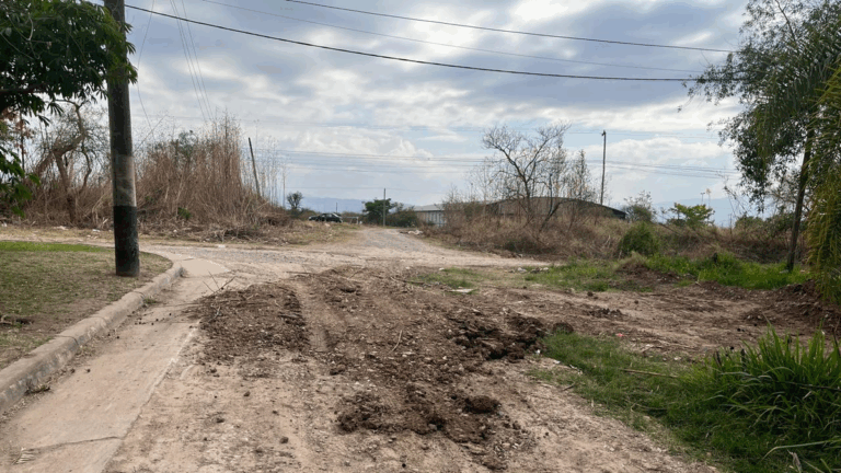«Dos semanas duró el arreglo»: siguen las pérdidas de agua en el barrio Intersindical