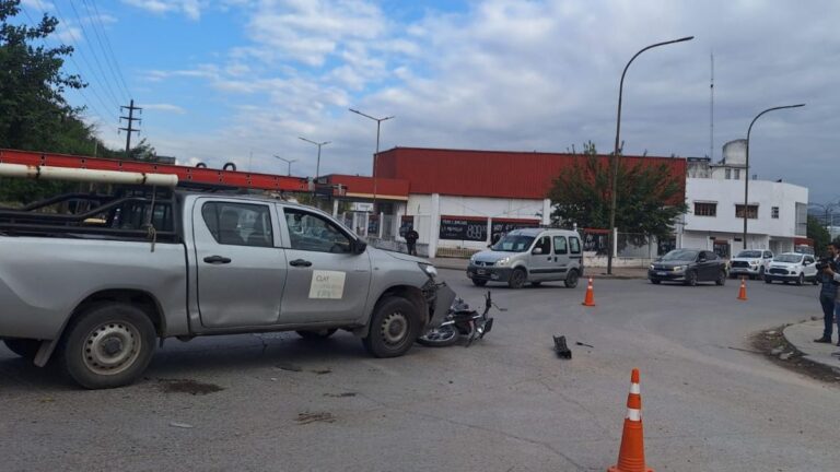 Motociclista sin casco chocó contra una camioneta en un peligroso cruce