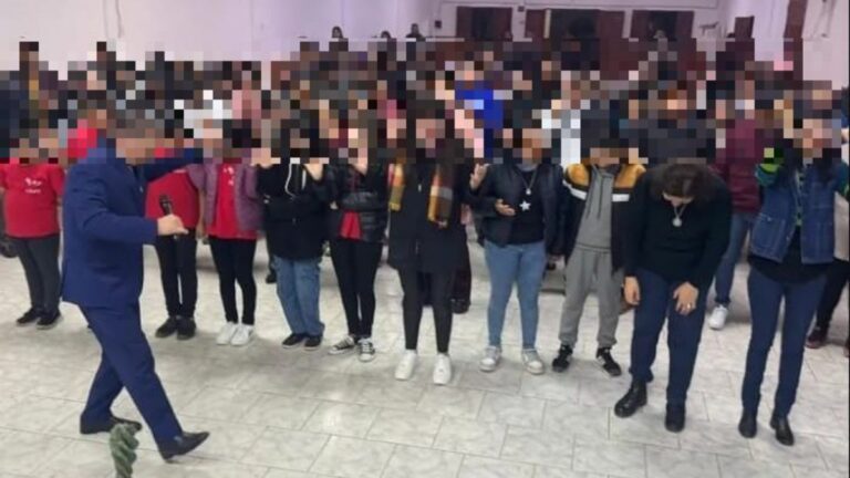 Pastor evangélico, que irá a juicio por abuso sexual, sigue predicando frente a niños y adolescentes