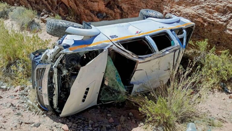 Una camioneta desbarrancó 60 metros en la Ruta 52 y dejó a un hombre en grave estado