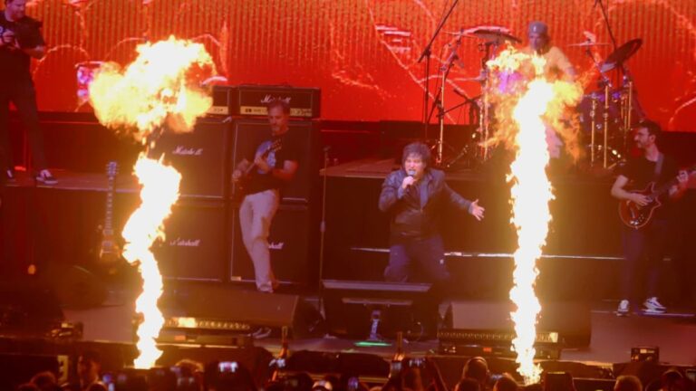 Javier Milei presentó su libro con un show musical y se envalentonó de cara a octubre: «Pudieron ganar un round, peronolabatalla»