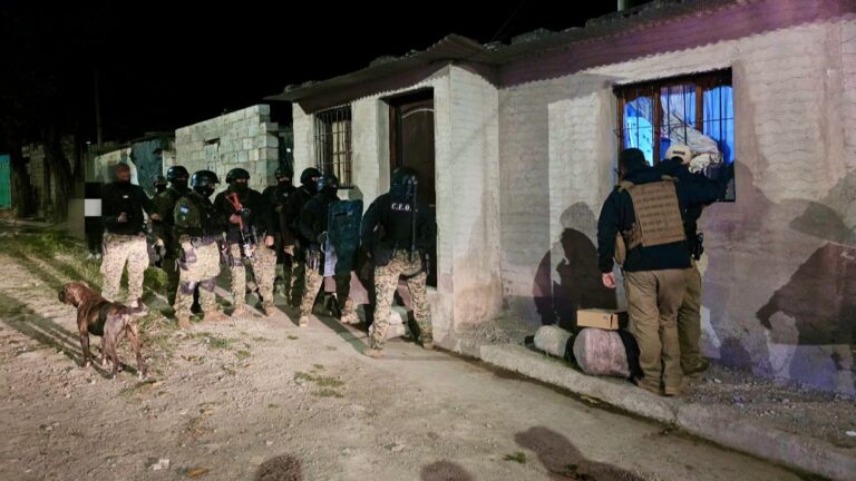 Violó la restricción perimetral y se atrincheró en una casa con un cuchillo