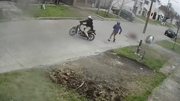 Un joven se resistió a un robo y fue brutalmente golpeado por un motochorro