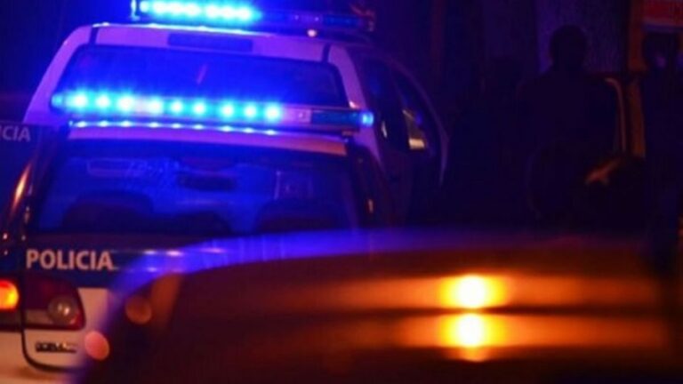 Una mujer fue interceptada por un hombre desnudo que intentó arrastrarla a un descampado