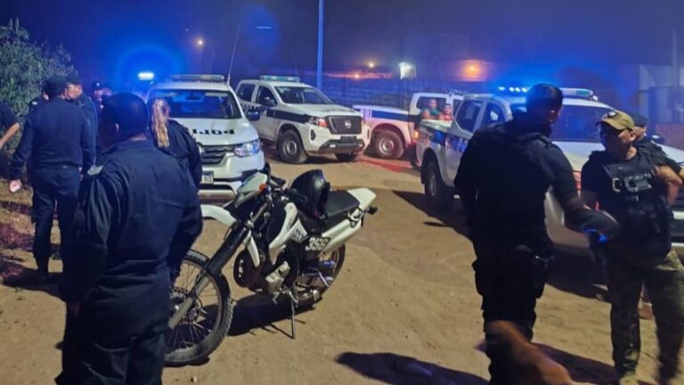 A los tiros y con el arma robada a un policía, motochorros asaltaron a una pareja