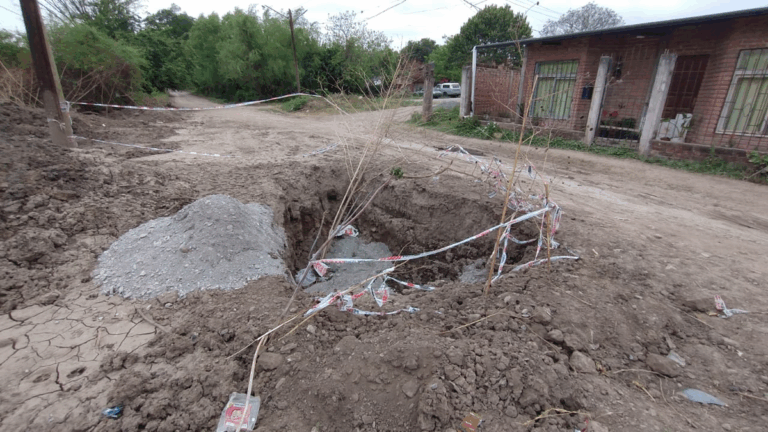 Tremendo pozo es un peligro para circular en Palpalá