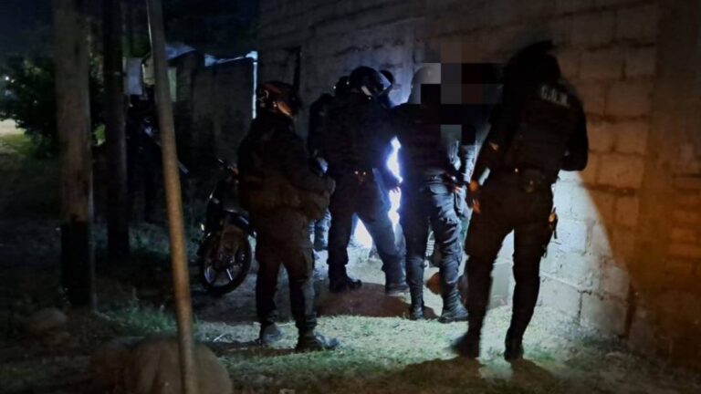 Dealers detenidos con estupefacientes y con un arma de fuego cargada en Libertador