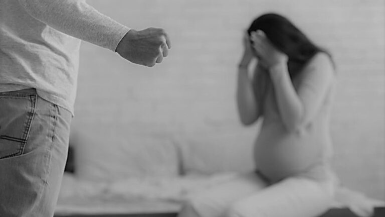 Joven de 19 años detenido por golpear a su pareja embarazada de 8 meses