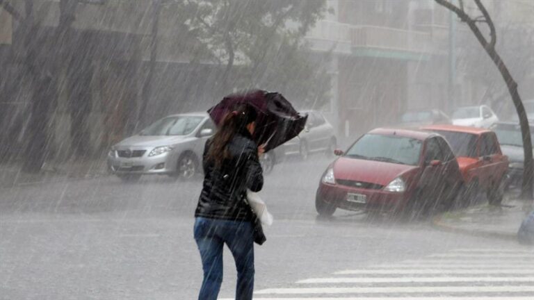 Lluvias intensas en toda la provincia y la situación mejoraría recién al final del día