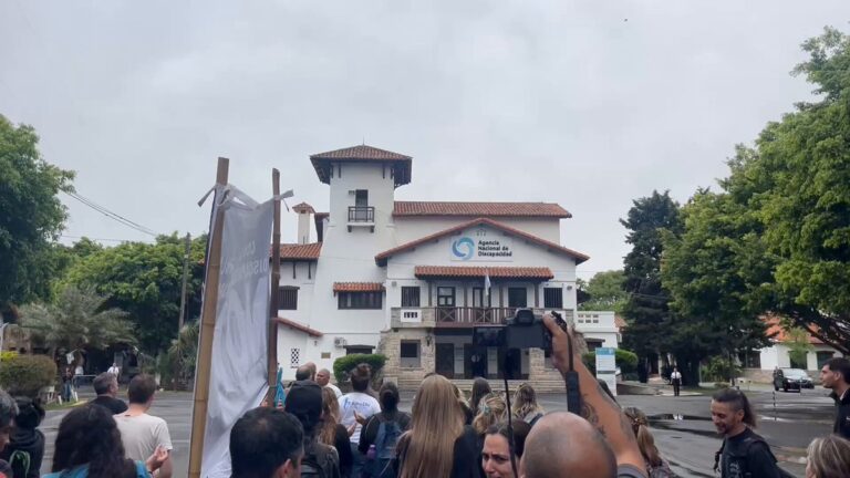 Tras forcejeos, familiares ingresaron a la sede la Andis para reclamar por la Ley de Emergencia