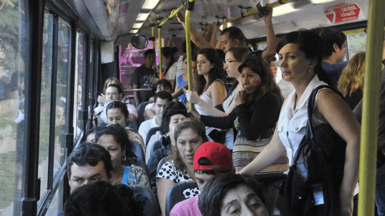Las quejas del transporte se multiplican por los barrios: «Las frecuencias son horribles»