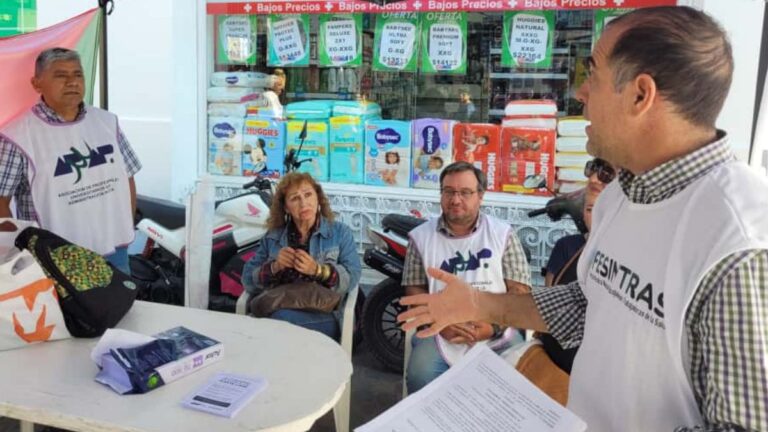Sin paritarias, profesionales decidieron reclamar: «El salario es de pobreza»