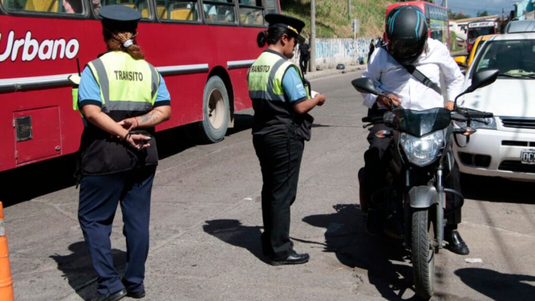 2291185-una-mujer-rasguno-a-una-agente-de-transito-durante-un-control-vehicular