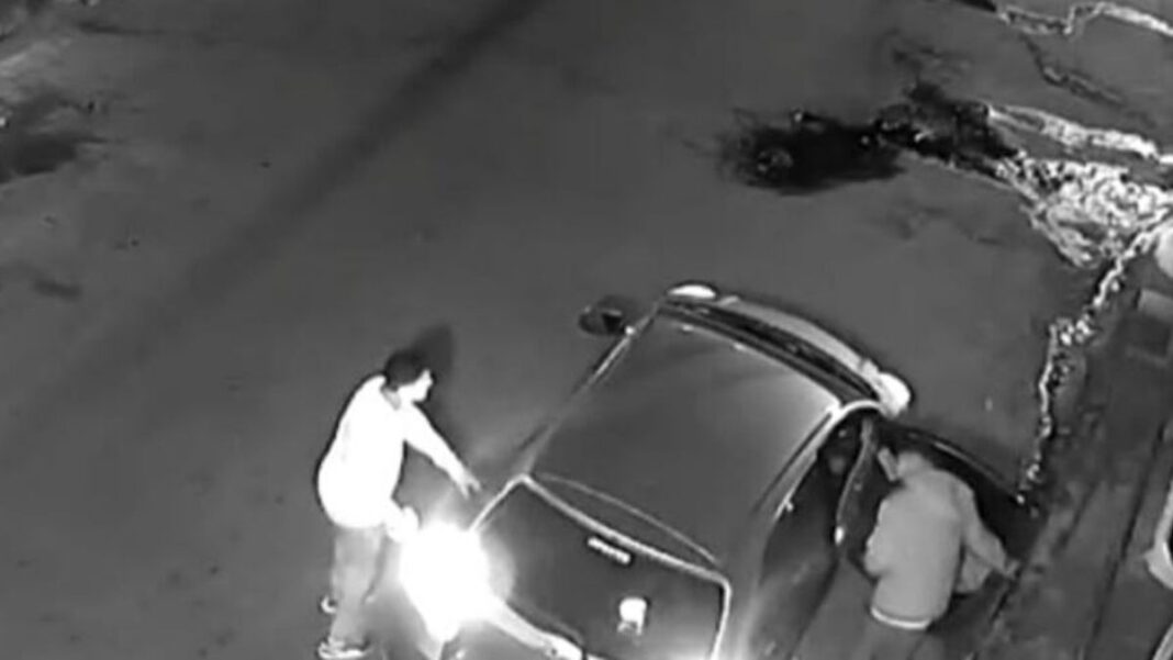 2296821-libertador-a-punta-de-pistola-asaltaron-al-chofer-de-un-taxi-compartido-y-una-pasajera