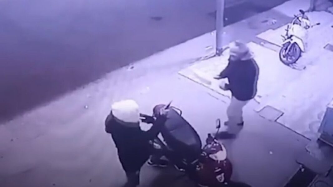 2297835-un-hombre-fue-apunalado-y-una-mujer-golpeada-en-un-violento-robo-de-una-motocicleta