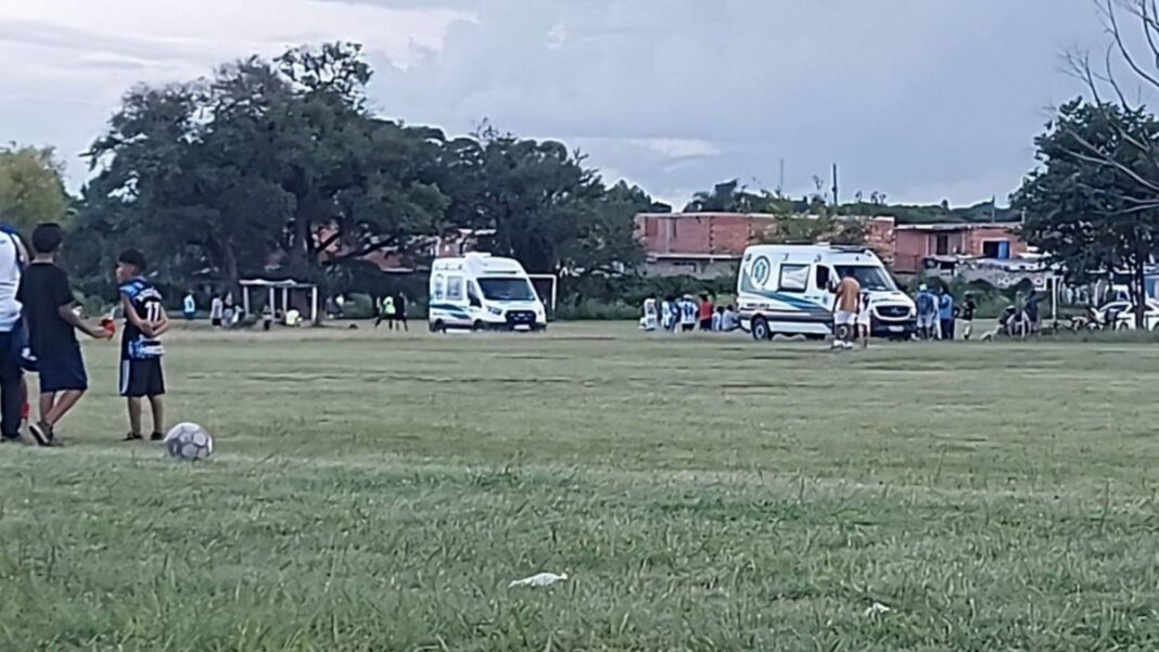 2305294-un-jugador-de-futbol-de-veteranos-se-descompenso-y-murio-en-pleno-partido