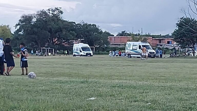 Un jugador de fútbol de veteranos se descompensó y murió en pleno partido