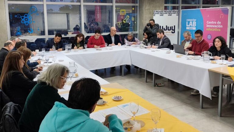 Gremios docentes rechazan la oferta del gobierno: «Pedimos sueldo de $1.200.000»