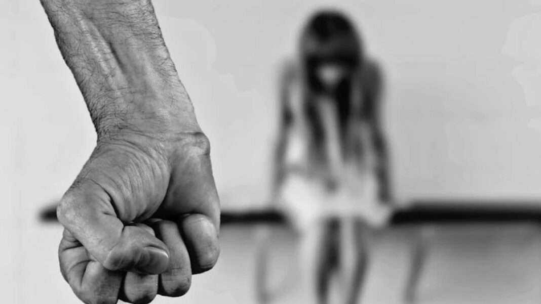 2326753-un-hombre-ataco-con-golpes-de-puno-y-patadas-a-su-hija-hasta-dejarla-al-borde-del-desmayo