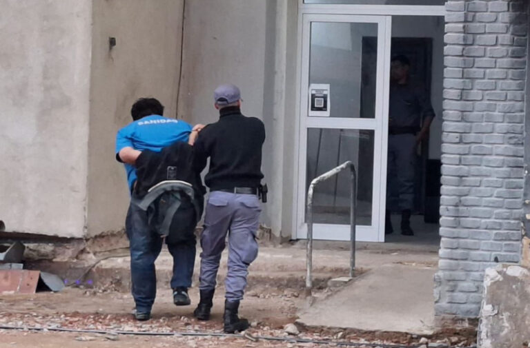 Un conductor alcoholizado amenazó con un cuchillo a inspectores y policías