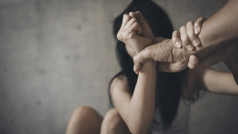 Un sujeto despertó a golpes a su pareja y la agredió delante de sus hijos