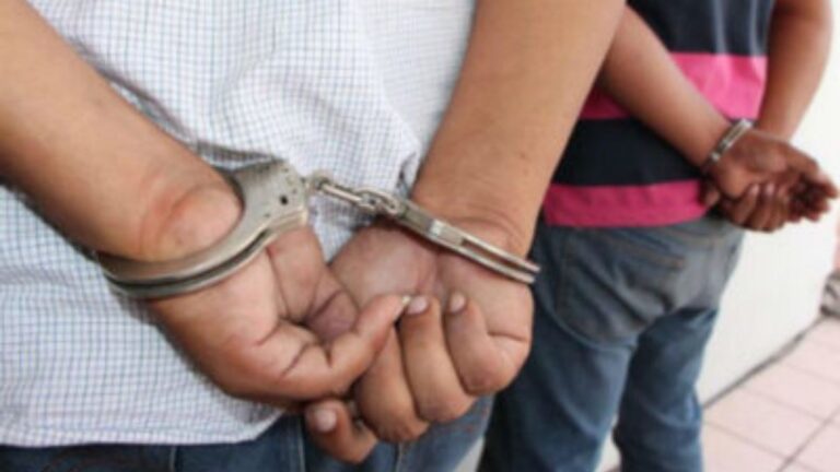 Prófugos por hechos de violencia de género, fueron detenidos intentando robar un comercio