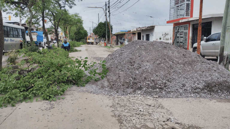 Una calle destruida y con arreglos precarios en Palpalá