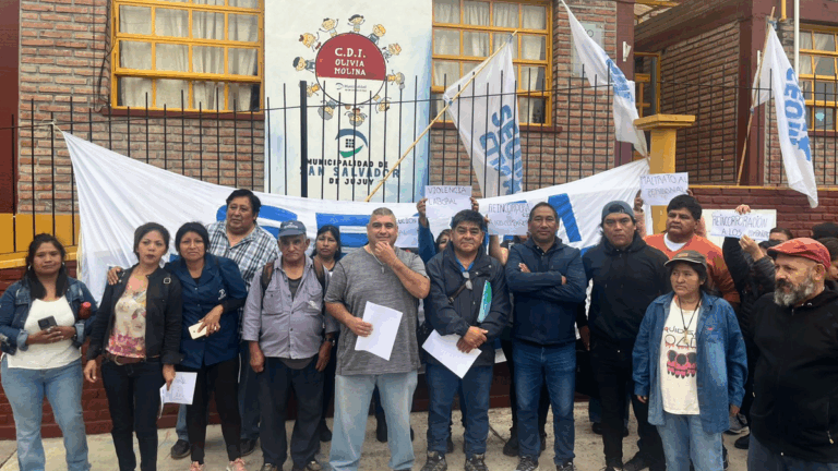 Denunciando despidos y maltratos, municipales reclamaron en el CDI de Campo Verde