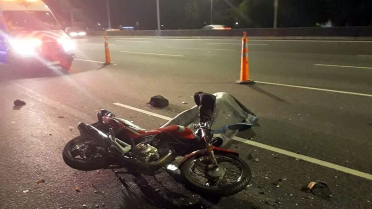 Motociclista circulaba a gran velocidad, chocó con un auto estacionado y murió