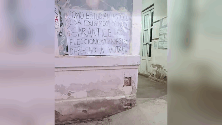 Reclaman por paredes agrietadas y con humedad en una escuela de Humahuaca