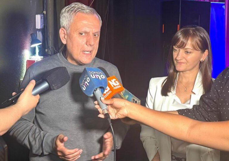 Schneider acompañó la charla motivacional de Bernardo Stamateas