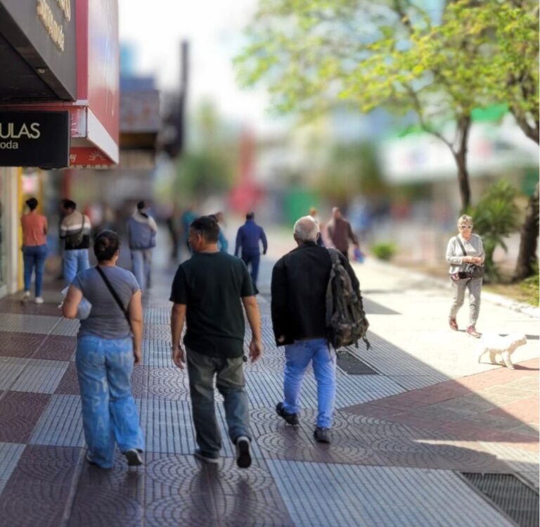 Sábado soleado con humedad alta y una máxima de 32C