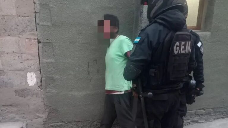 Detenido en una motocicleta con pedido de secuestro y con envoltorios de marihuana