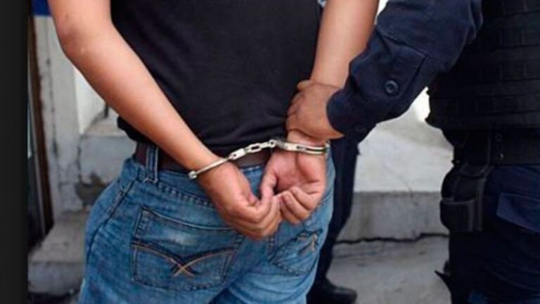Fue a verificar su vehículo y se descubrió que era buscado por la Justicia