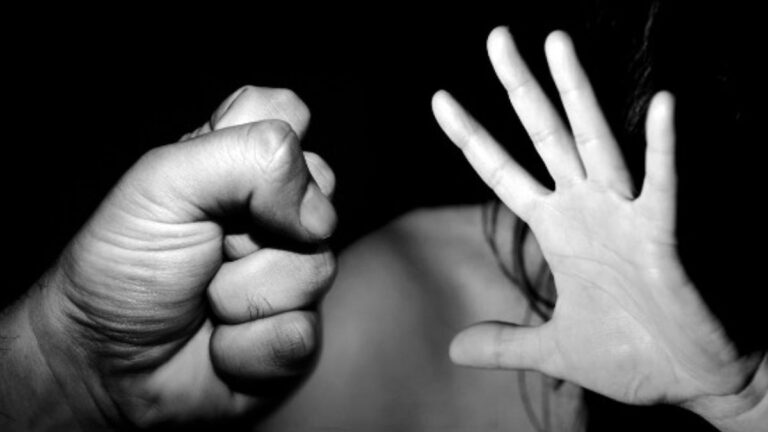 Un joven atacó a golpes a su pareja y la azotó con una soga