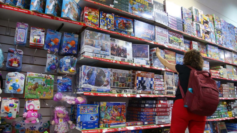 Afectadas por una fuerte caída de ventas, jugueterías esperan repuntar con las fiestas