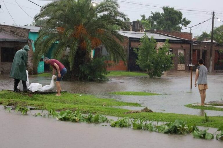 Lluvias persistentes y tormentas severas complican y amenazan la Navidad