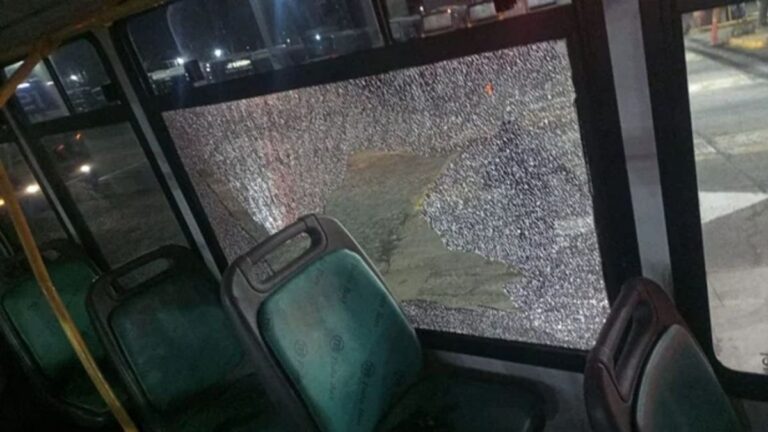 Ataque a pedradas a vehículos: dos colectivos y un auto particular fueron afectados