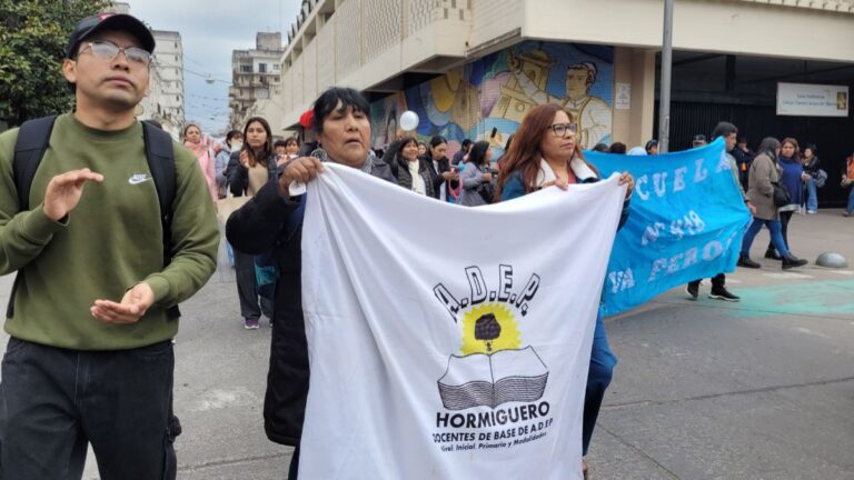 «Es desgastante»: docentes molestos con los errores en el pago del bono