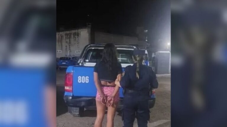 Una mujer atacó con un cuchillo a su pareja y a sus cuñados y terminó detenida